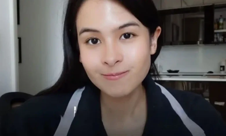 Penyanyi sekaligus figur publik, Maudy Ayunda, saat merekam konten "Mindfulness" yang dinilai tidak berempati pada rakyat, 21 Agustus 2026.