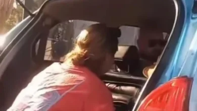 Dua wisatawan saat dicegat di tengah jalan oleh oknum transportasi lokal di Kuta Lombok Tengah pada Selasa, 15 September 2026.