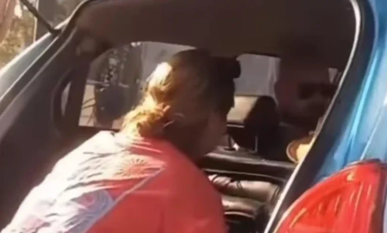 Dua wisatawan saat dicegat di tengah jalan oleh oknum transportasi lokal di Kuta Lombok Tengah pada Selasa, 15 September 2026.