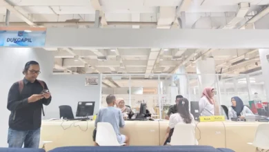 Warga mengurus penggantian KTP yang rusak atau hilang secara mudah, cepat, dan gratis di Mal Pelayanan Publik (MPP), Mataram Mall, Kota Mataram.