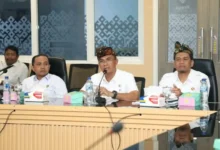 Sekda Lombok Tengah, Lalu Firman Wijaya (tengah) bersama Kepala Diskominfotik Loteng, Lalu Herdan (kanan), saat melangsungkan FGD PPID pada Selasa, 15 September 2026.