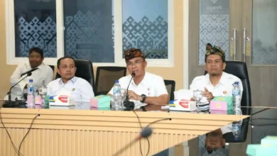 Sekda Lombok Tengah, Lalu Firman Wijaya (tengah) bersama Kepala Diskominfotik Loteng, Lalu Herdan (kanan), saat melangsungkan FGD PPID pada Selasa, 15 September 2026.