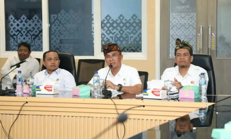 Sekda Lombok Tengah, Lalu Firman Wijaya (tengah) bersama Kepala Diskominfotik Loteng, Lalu Herdan (kanan), saat melangsungkan FGD PPID pada Selasa, 15 September 2026.