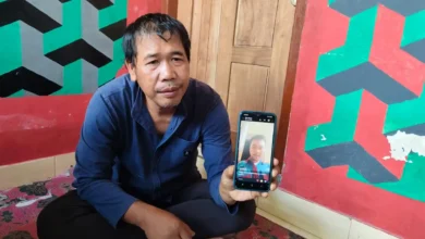 Ayah Angga, I Gede Sentana, memperlihatkan foto putranya yang merupakan ABK KM Virgo Transport 8 dan hingga kini belum ditemukan tim SAR, Selasa, 15 September 2026.