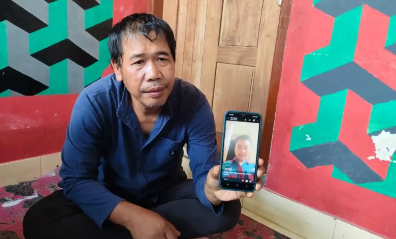 Ayah Angga, I Gede Sentana, memperlihatkan foto putranya yang merupakan ABK KM Virgo Transport 8 dan hingga kini belum ditemukan tim SAR, Selasa, 15 September 2026.