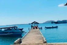 Suasana dermaga penyeberangan di Poto Tano yang menjadi akses utama para boatman menuju destinasi wisata Pulau Kenawa, Kabupaten Sumbawa Barat.