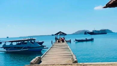 Suasana dermaga penyeberangan di Poto Tano yang menjadi akses utama para boatman menuju destinasi wisata Pulau Kenawa, Kabupaten Sumbawa Barat.