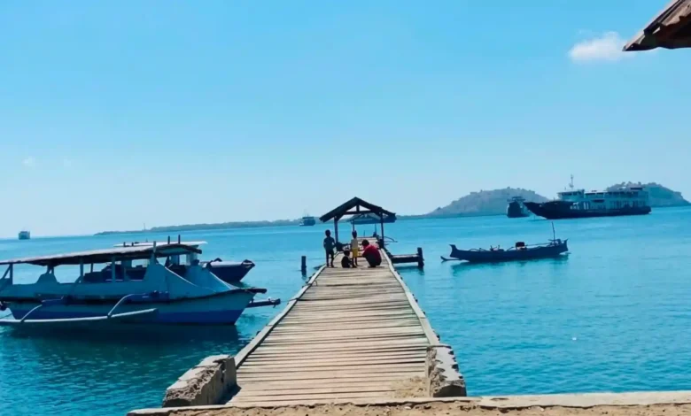 Suasana dermaga penyeberangan di Poto Tano yang menjadi akses utama para boatman menuju destinasi wisata Pulau Kenawa, Kabupaten Sumbawa Barat.