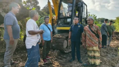 Anggota DPRD NTB Dapil NTB 2, Suharto (kedua dari kanan) saat meninjau langsung kondisi normalisasi Sungai Tibu, Senin, 14 September 2026.