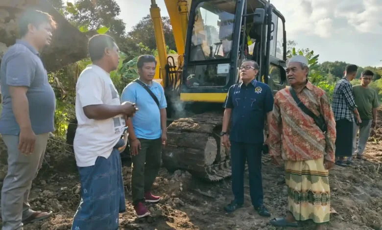 Anggota DPRD NTB Dapil NTB 2, Suharto (kedua dari kanan) saat meninjau langsung kondisi normalisasi Sungai Tibu, Senin, 14 September 2026.