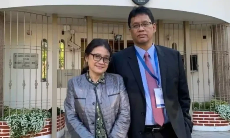 Potret Pubaya Yudhi Sadewa bersama istrinya, Ida Yulidina. Kini sang istri buka suara setelah pencopotan jabatan Menkeu.