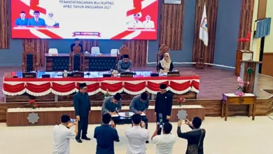Suasana penandatanganan Nota Kesepakatan KUA-PPAS APBD 2027 oleh Pimpinan DPRD dan Pemkab Sumbawa Barat saat Rapat Paripurna, Rabu, 16 September 2026.