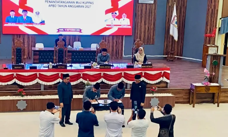 Suasana penandatanganan Nota Kesepakatan KUA-PPAS APBD 2027 oleh Pimpinan DPRD dan Pemkab Sumbawa Barat saat Rapat Paripurna, Rabu, 16 September 2026.