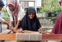 Para siswi Sekolah Tenun Pringgasela Selatan itu sedang menghitung susunan benang yang akan membentuk motif pada kain tenun.