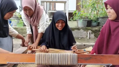 Para siswi Sekolah Tenun Pringgasela Selatan itu sedang menghitung susunan benang yang akan membentuk motif pada kain tenun.