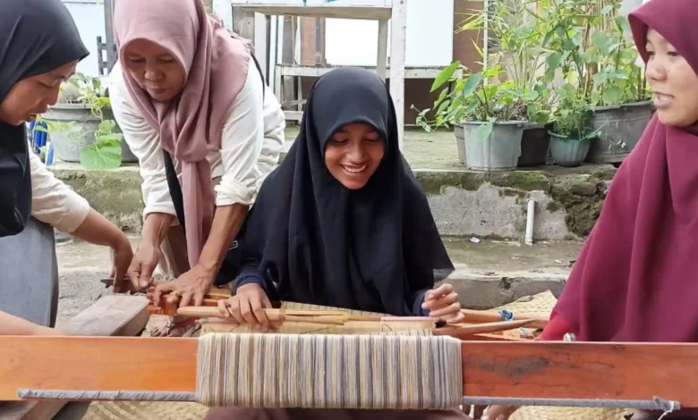 Para siswi Sekolah Tenun Pringgasela Selatan itu sedang menghitung susunan benang yang akan membentuk motif pada kain tenun.