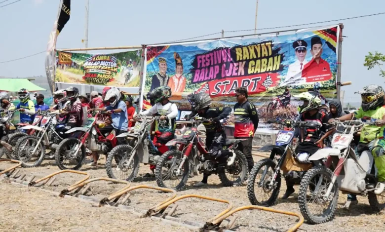 Peserta Festival Rakyat Balap Ojek Gabah di Desa Songkar Moyo Utara, Sabtu 10 Oktober 2026.