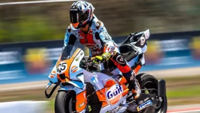 Pembalap Trackhouse Aprilia, Raul Fernandez, menunggangi motor berkelir Gulf saat menjalani kualifikasi MotoGP Indonesia 2026 di Sirkuit Mandalika, Lombok Tengah.