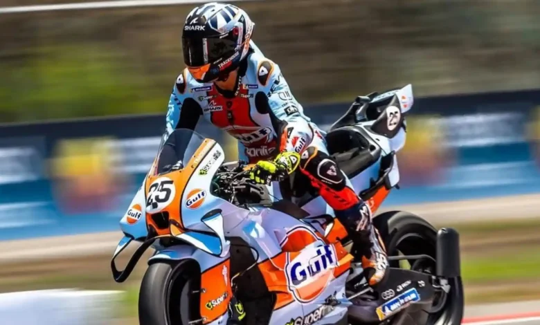 Pembalap Trackhouse Aprilia, Raul Fernandez, menunggangi motor berkelir Gulf saat menjalani kualifikasi MotoGP Indonesia 2026 di Sirkuit Mandalika, Lombok Tengah.