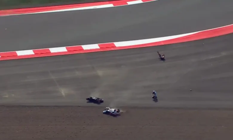 Raul Fernandez dan Marco Bezzechi alami crash di tikungan pertama saat sprint race MotoGP Mandalika 2026, Sabtu, 10 Oktober 2026.