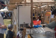 Seorang wisatawan saat berbelanja di salah satu stand UMKM yang ada pada event MotoGP Mandalika 2026, Sabtu, 10 Oktober 2026.