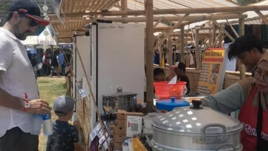 Seorang wisatawan saat berbelanja di salah satu stand UMKM yang ada pada event MotoGP Mandalika 2026, Sabtu, 10 Oktober 2026.