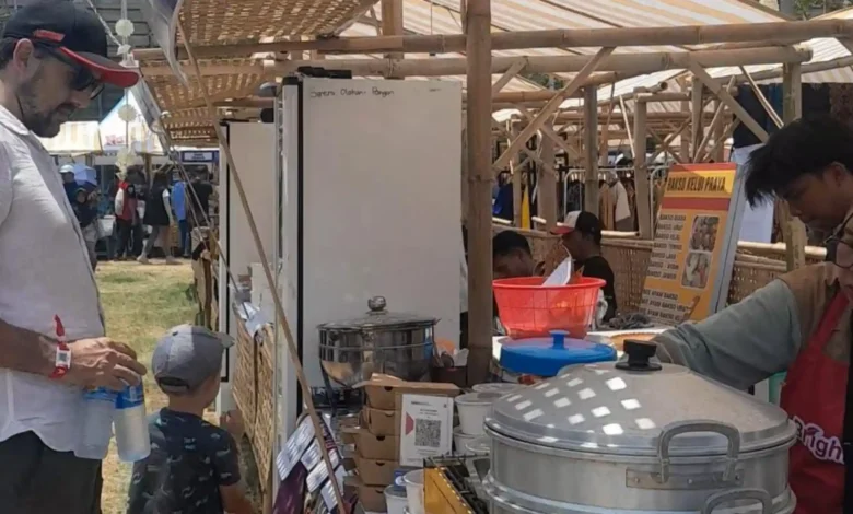 Seorang wisatawan saat berbelanja di salah satu stand UMKM yang ada pada event MotoGP Mandalika 2026, Sabtu, 10 Oktober 2026.