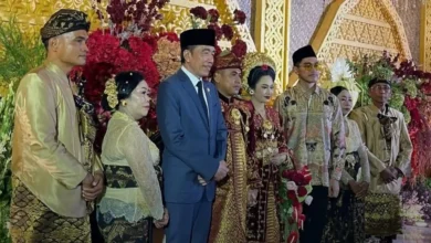 Presiden ke-7 RI, Joko Widodo saat menghadiri resepsi pernikahan salah seorang warga di Kota Mataram pada Sabtu, 10 Oktober 2026.