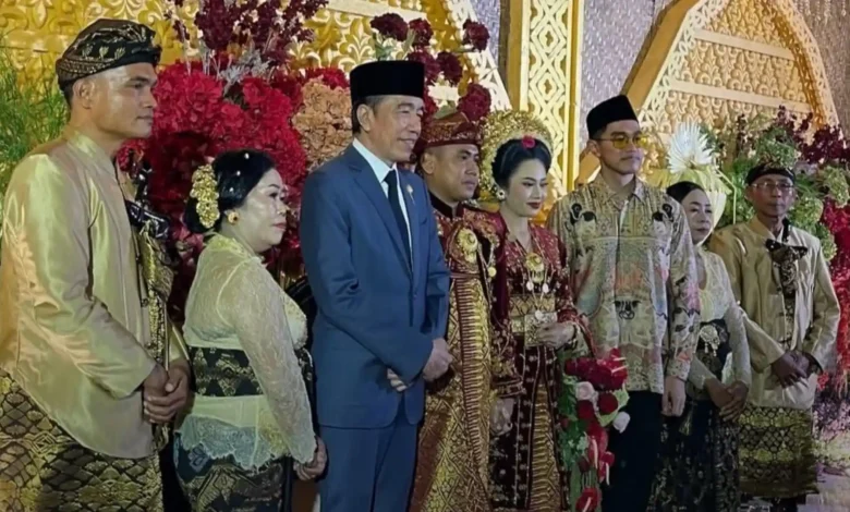 Presiden ke-7 RI, Joko Widodo saat menghadiri resepsi pernikahan salah seorang warga di Kota Mataram pada Sabtu, 10 Oktober 2026.