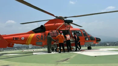 Helikopter Basarnas mengevakuasi pembalap Moto2 yang mengalami kecelakaan saat sesi kualifikasi di Sirkuit Mandalika, Sabtu, 10 Oktober 2026.