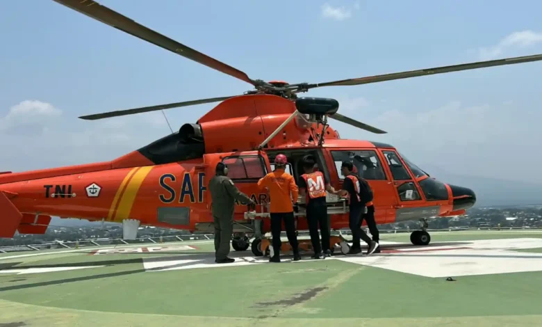 Helikopter Basarnas mengevakuasi pembalap Moto2 yang mengalami kecelakaan saat sesi kualifikasi di Sirkuit Mandalika, Sabtu, 10 Oktober 2026.