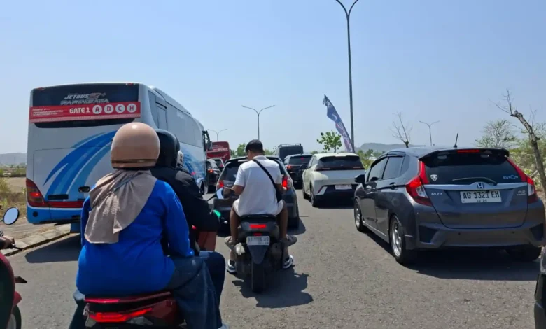 Kondisi lalu lintas menuju Sirkuit Mandalika di hari ketiga MotoGP, Minggu, 11 Oktober 2026.