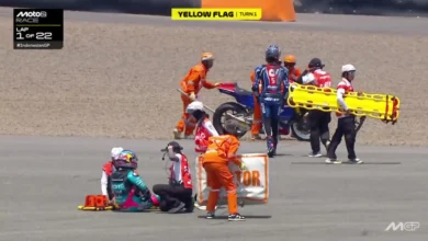 Petugas medis (marshall) saat membantu evakuasi pembalap saat kecelakaan beruntun pada ajang Moto2 di GP Indonesia 2026, Minggu, 11 Oktober 2026.