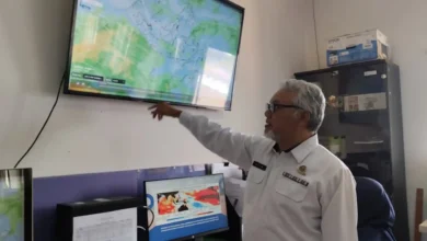 Kepala Stasiun Klimatologi BMKG NTB, Nuga Putrantijo saat menjelaskan mengenai arah angin akibat El Nino kepada NTBSatu beberapa waktu lalu, Oktober 2026.