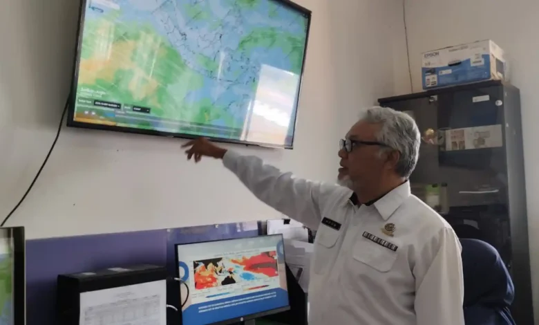 Kepala Stasiun Klimatologi BMKG NTB, Nuga Putrantijo saat menjelaskan mengenai arah angin akibat El Nino kepada NTBSatu beberapa waktu lalu, Oktober 2026.