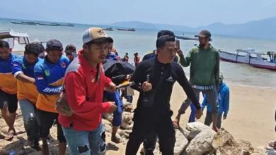 Proses evakuasi pemancing ditemukan meninggal dunia di Perairan Pantai Baku, Desa Sumi, Kecamatan Lambu, Kabupaten Bima bernama Muhidin pada Minggu, 11 Oktober 2026.