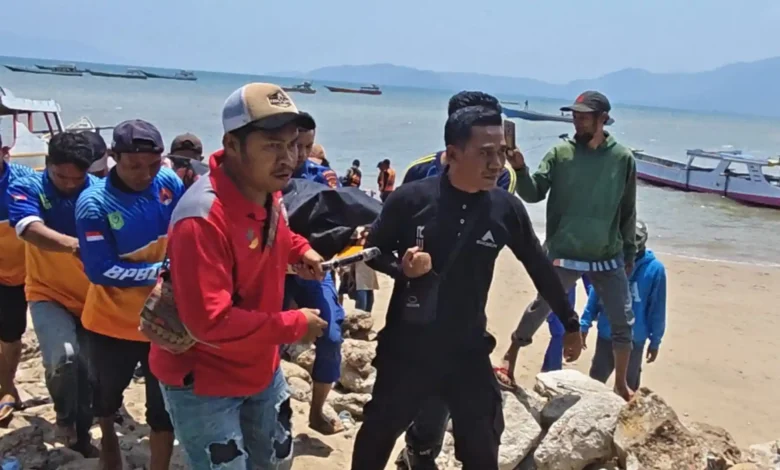 Proses evakuasi pemancing ditemukan meninggal dunia di Perairan Pantai Baku, Desa Sumi, Kecamatan Lambu, Kabupaten Bima bernama Muhidin pada Minggu, 11 Oktober 2026.