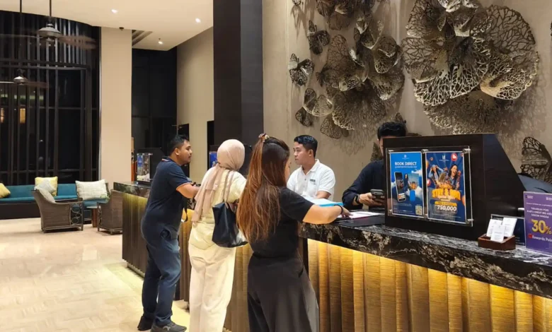 Lobi Lombok Astoria Hotel di Mataram kedatangan tamu MotoGP Mandalika 2026.