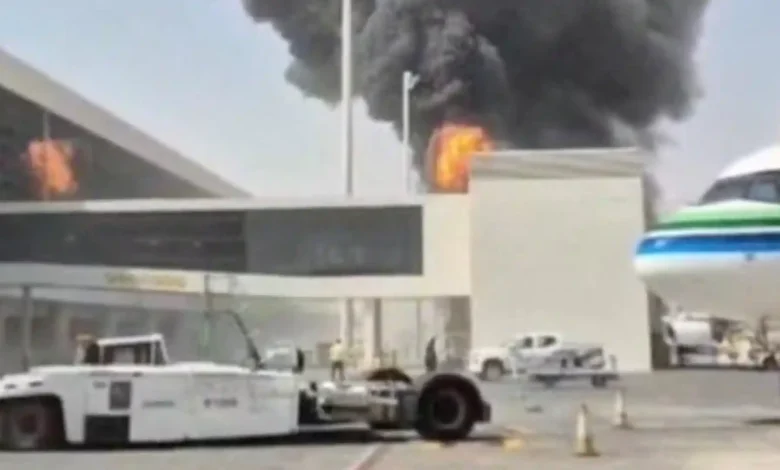 Asap membubung usai serangan Houthi di Bandara Riyadh.