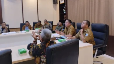 Kepala Dinas PMD Lombok Barat, Mahnan (kedua dari kanan), bersama sejumlah pemangku kepentingan lainnya saat membahas verifikasi berkas mantan narapidana kasus korupsi yang mencalonkan diri sebagai Kepala Desa Kuripan, Senin, 12 Oktober 2026.
