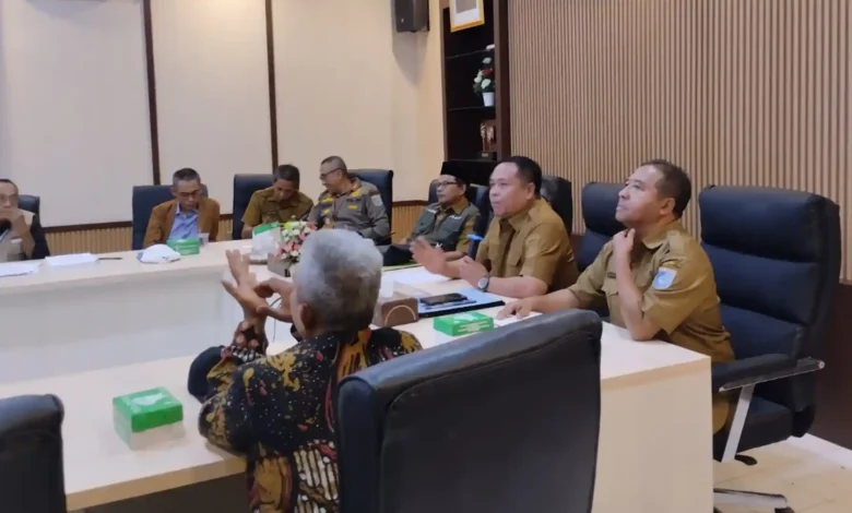 Kepala Dinas PMD Lombok Barat, Mahnan (kedua dari kanan), bersama sejumlah pemangku kepentingan lainnya saat membahas verifikasi berkas mantan narapidana kasus korupsi yang mencalonkan diri sebagai Kepala Desa Kuripan, Senin, 12 Oktober 2026.