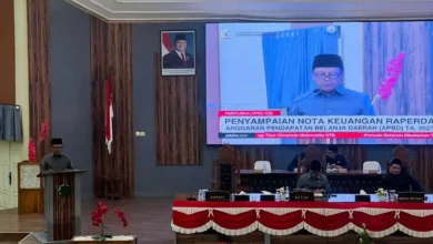Bupati Sumbawa Barat, H. Amat Nurmansyah (kiri) saat menyampaikan nota keuangan RAPBD tahun anggaran 2027 pada rapat paripurna di Gedung DPRD KSB, Senin, 12 Oktober 2026.