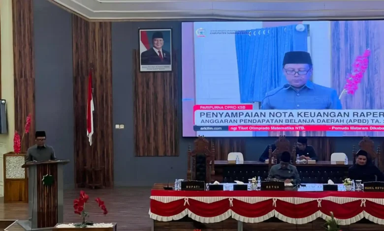 Bupati Sumbawa Barat, H. Amat Nurmansyah (kiri) saat menyampaikan nota keuangan RAPBD tahun anggaran 2027 pada rapat paripurna di Gedung DPRD KSB, Senin, 12 Oktober 2026.