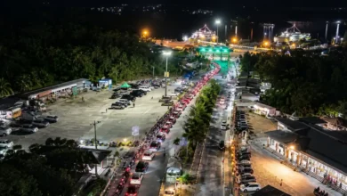 Antrean kendaraan bermotor saat arus balik usai MotoGP Mandalika pada Minggu malam, 11 Oktober 2026, hingga Senin dini hari, 12 Oktober 2026.
