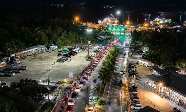 Antrean kendaraan bermotor saat arus balik usai MotoGP Mandalika pada Minggu malam, 11 Oktober 2026, hingga Senin dini hari, 12 Oktober 2026.