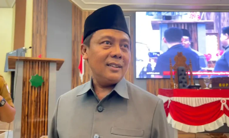 Bupati Sumbawa Barat, H. Amar Nurmansyah saat diwawancarai pada Senin, 12 Oktober 2026.