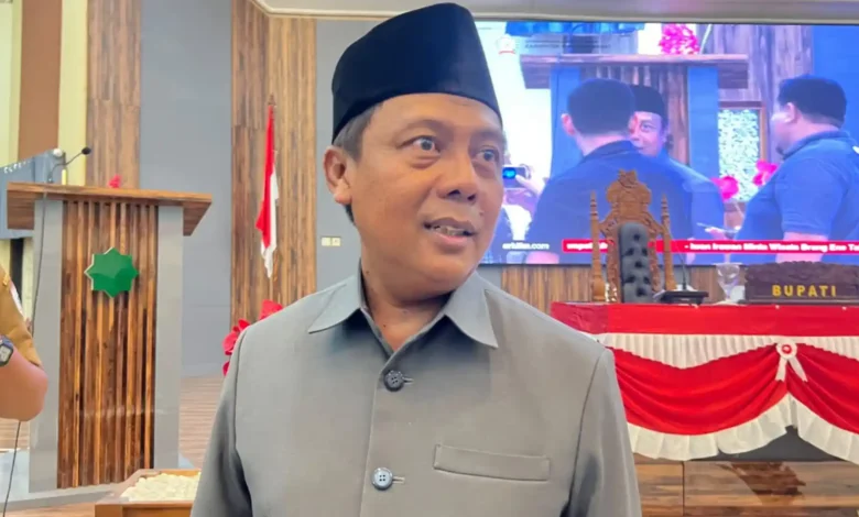 Bupati Sumbawa Barat, H. Amar Nurmansyah saat diwawancarai pada Senin, 12 Oktober 2026.
