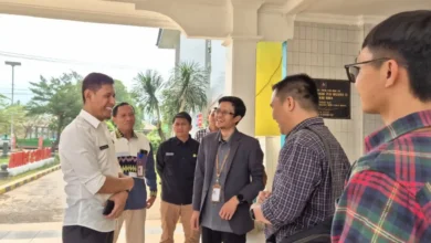 Wakil Bupati Bima, dr Irfan Zubaidy (baju putih) saat bertemu dengan jajaran manajemen PT PLN UP3 Bima, Senin, 12 Oktober 2026.