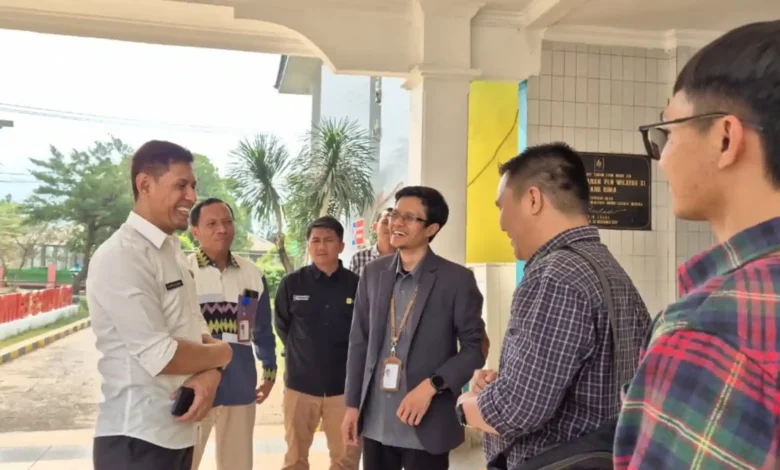 Wakil Bupati Bima, dr Irfan Zubaidy (baju putih) saat bertemu dengan jajaran manajemen PT PLN UP3 Bima, Senin, 12 Oktober 2026.