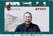 Dosen STKIP Tamsis Bima, Ady Irawan, menyampaikan materi Kuliah Umum Berseri Sesi 1 bertema “Bukan Lagi Siswa: Naik Level Jadi Mahasiswa Merdeka” secara daring melalui Zoom, Senin, 12 Oktober 2026.